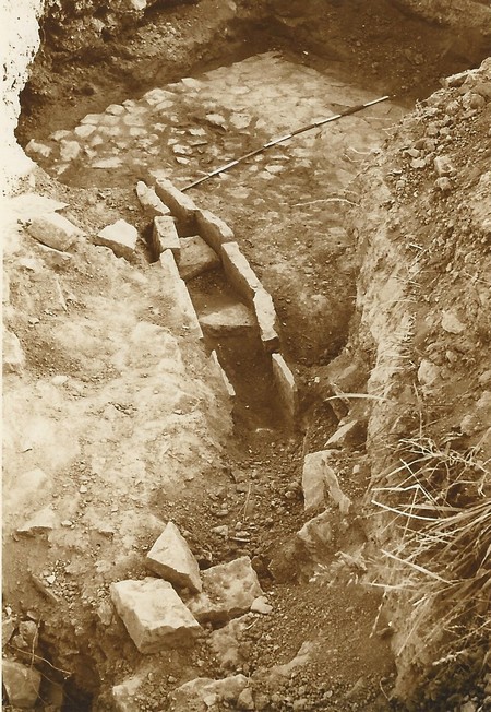 Goulotte et dalle de coulée des plaques de plomb.
