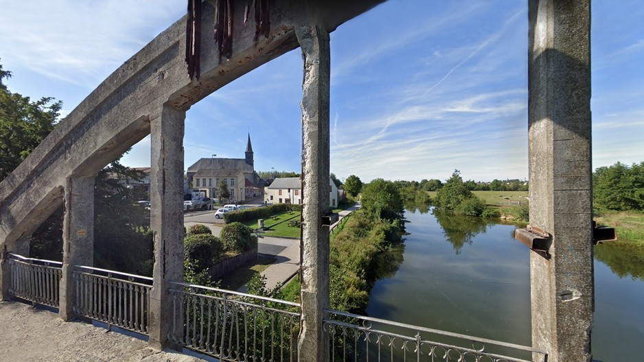 La Sambre, et l'église vues du pont d'Aymeries.