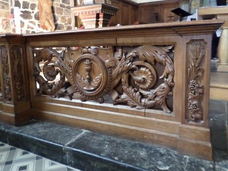 Banc de communion de l'église d'Aymeries.