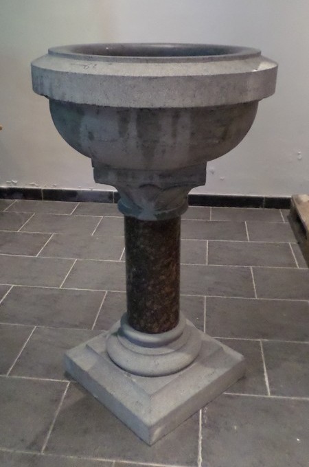L'église Saint Martin à Aulnoye Aymeries, les fonts baptismaux.