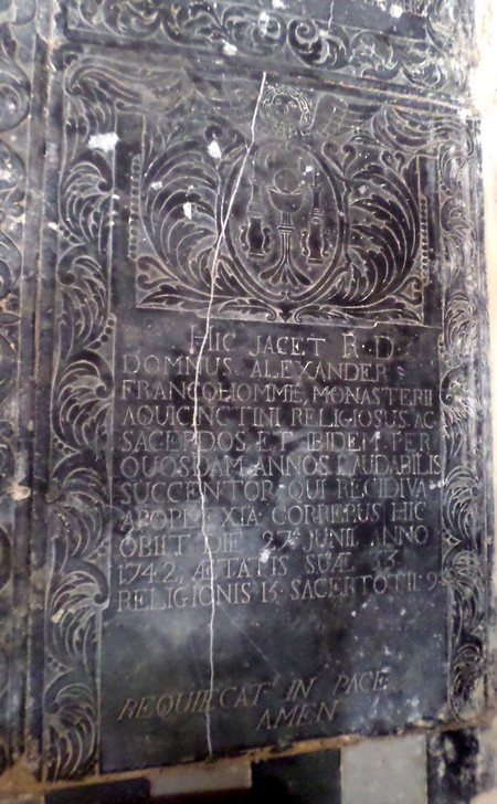 Pierre tombale dans l'église d' d'Aymeries.
