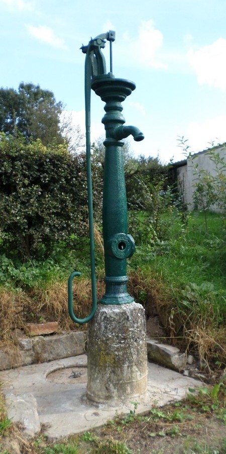 Ancienne pompe à eau à Aulnoye Aymeries.
