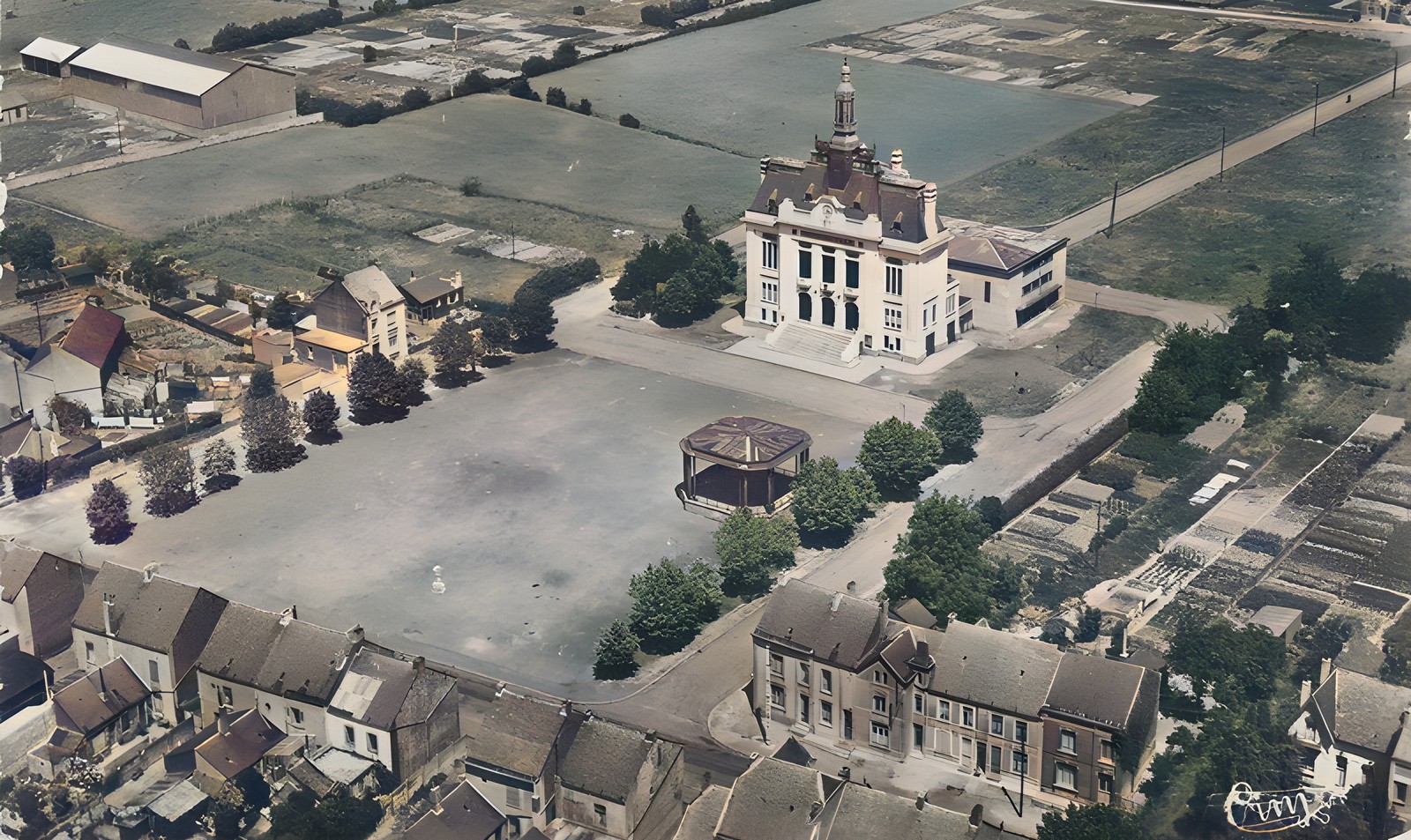 Carte postale ancienne du  kiosque et de la mairie  d'Aulnoye Aymeries