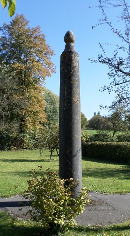 Pilori situé dans les jardins de la Communauté des Soeurs de Sainte Thérèse