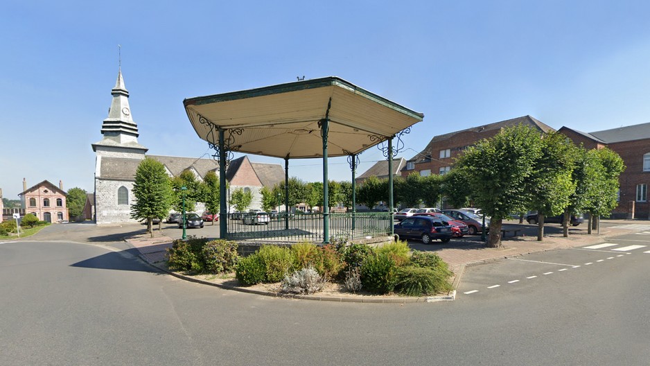 La place d'Avesnelles, l'église et le kiosque.