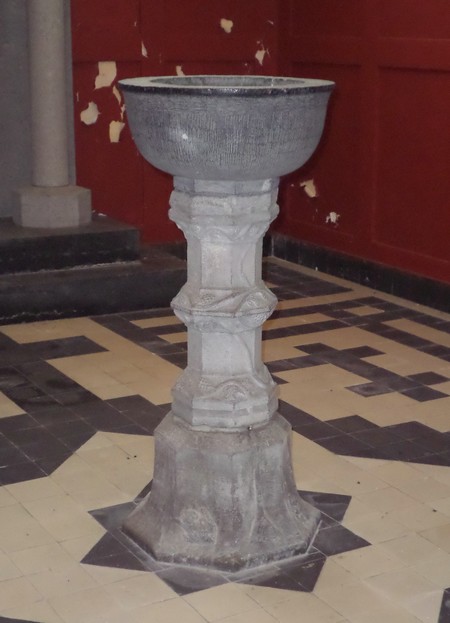 Eglise d'Avesnelles, fonts baptismaux.
