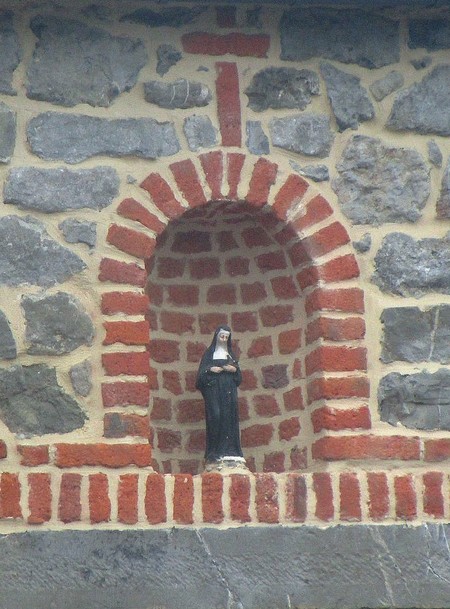 Niche située rue d'en Bas à Avesnelles.