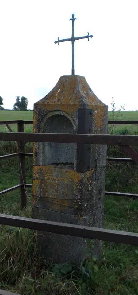 Avesnelles, oratoire.