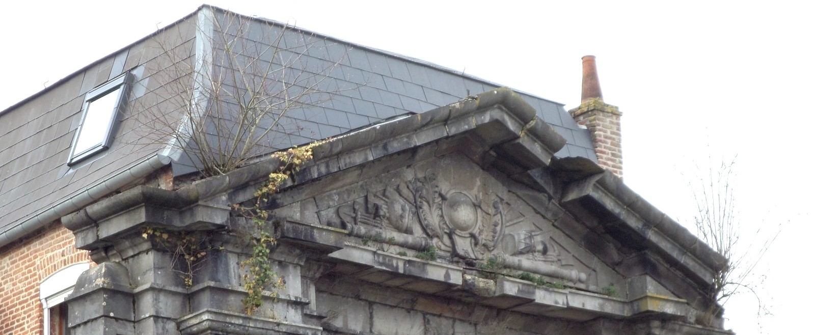 Avesnes sur Helpe : le fronton de la porte de Mons.