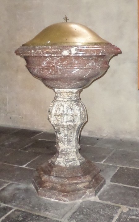 Eglise Saint-Nicolas à Avesnes sur Helpe. fonts baptismaux