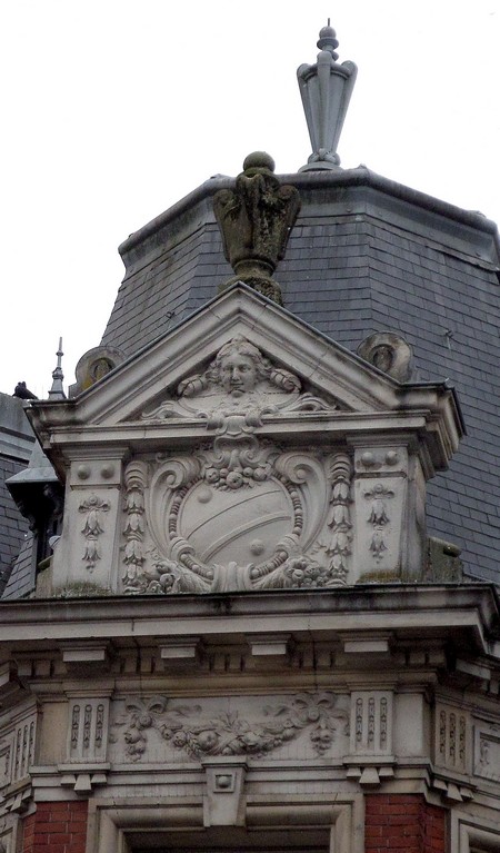Avesnes sur Helpe : fronton.