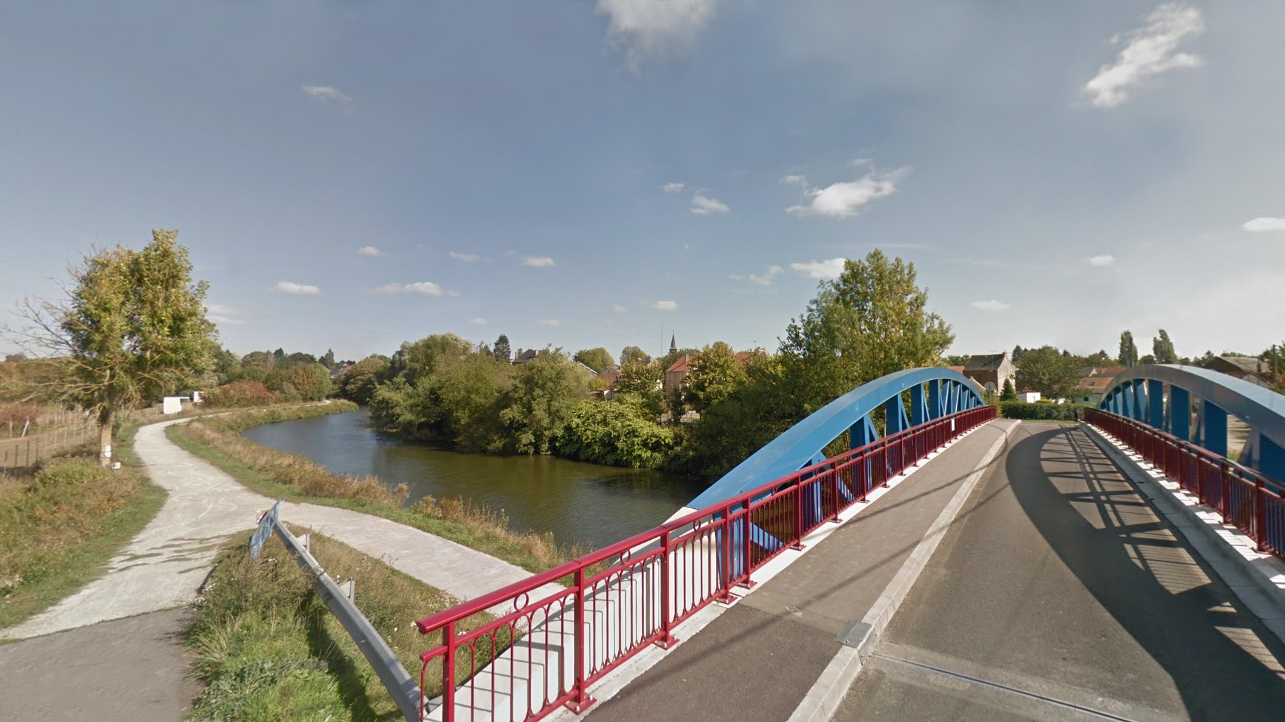 La passerelle sur la Sambre à Bachant.