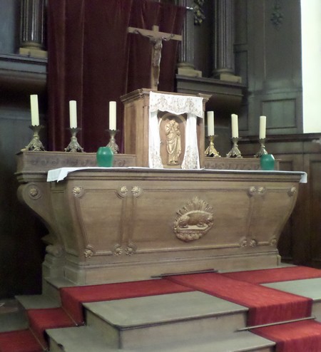 Eglise de Bachant, l'autel.