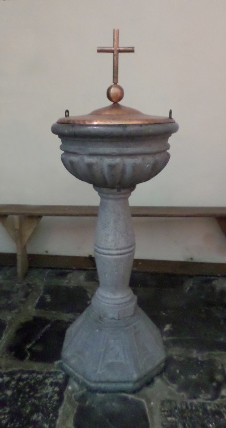Eglise de Bachant, fonts baptismaux.