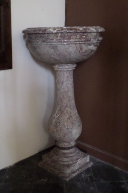 Eglise St Martin à Baives, fonts baptismaux.