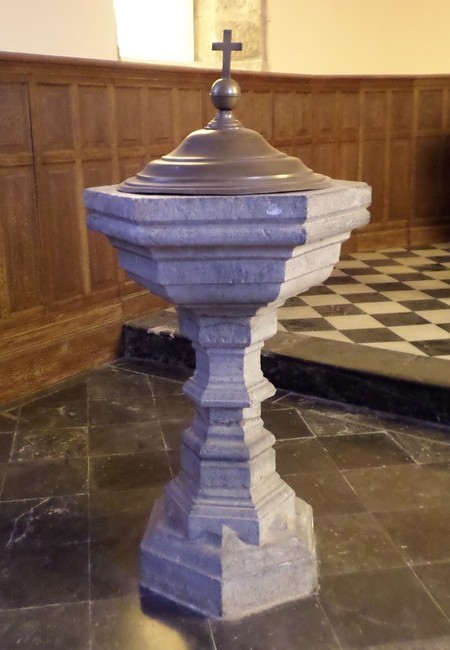 Eglise St Martin à Baives, fonts baptismaux.