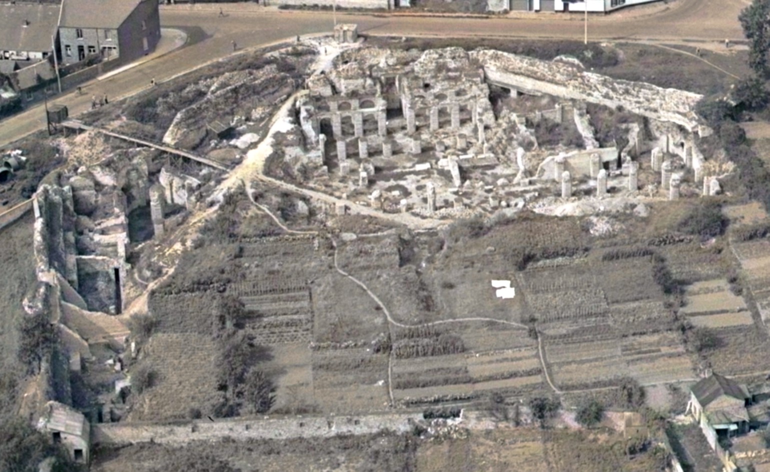 Vue aérienne des vestiges de Bavay. IGN remonte le temps 1949.