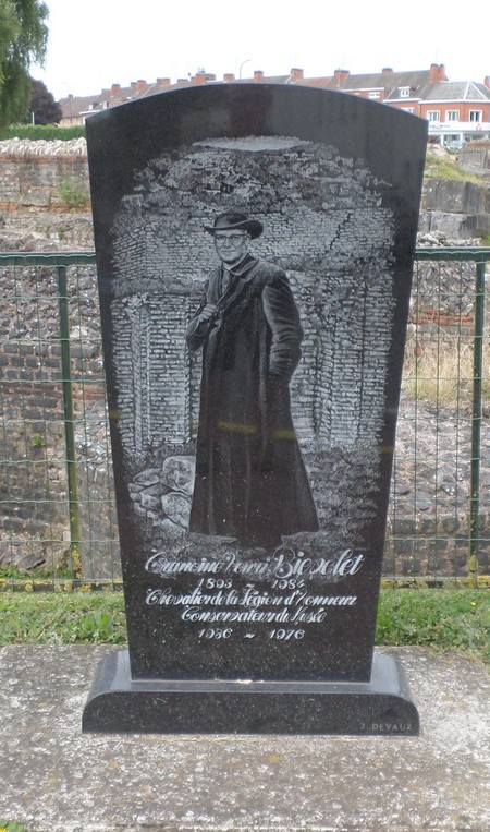 Stèle du chanoine Bievelet à Bavay.