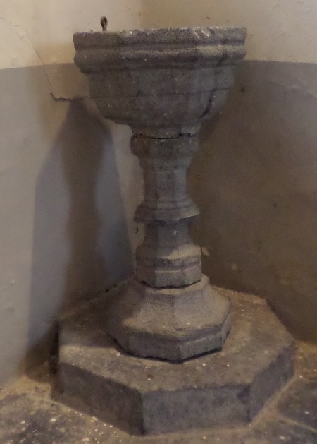 église St Nicolas à Louvignies-Bavay. Fonts Baptismaux