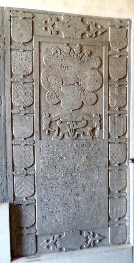 Eglise de Bavay, plaque funéraire.