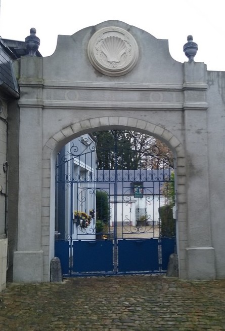 Bavay, porche du presbytère restauré.