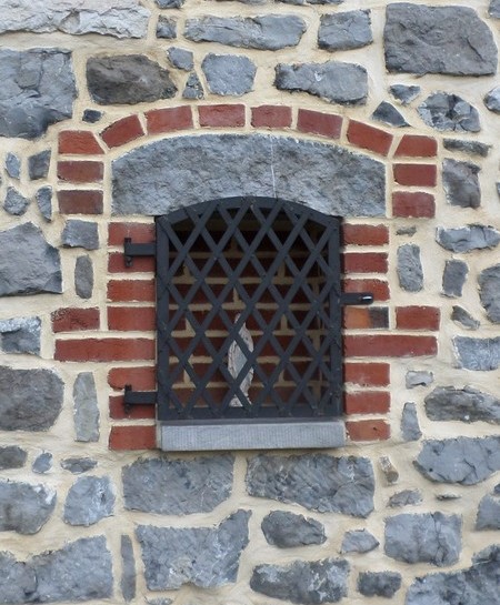 Niche en brique et pierre bleue à Beaufort.