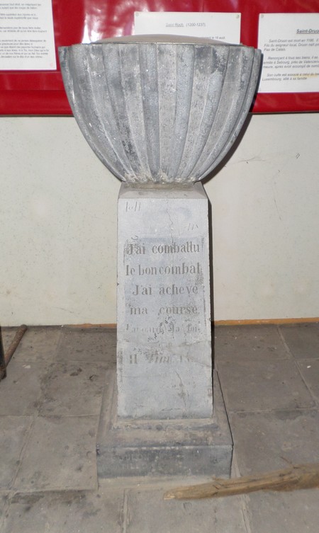 Beaurepaire sur Sambre, l'église, les fonts baptismaux