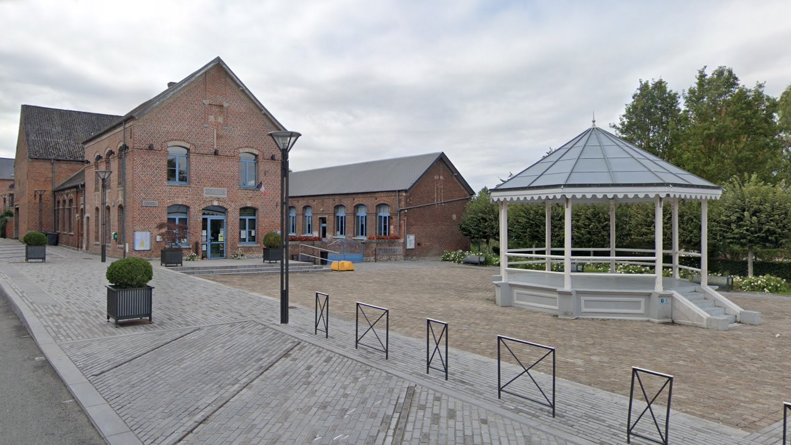 Mairie de Bellignies et kiosque.