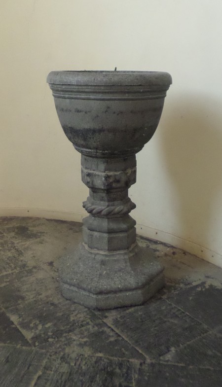 Eglise de Bellignies, fonts baptismaux.