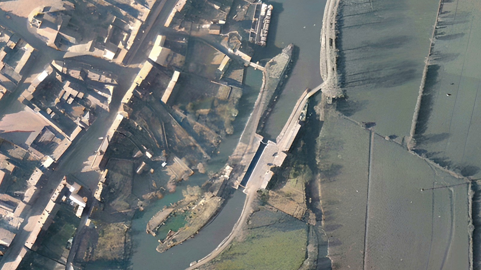 Vue aérienne de l'écluse de Berlaimont en 1954.