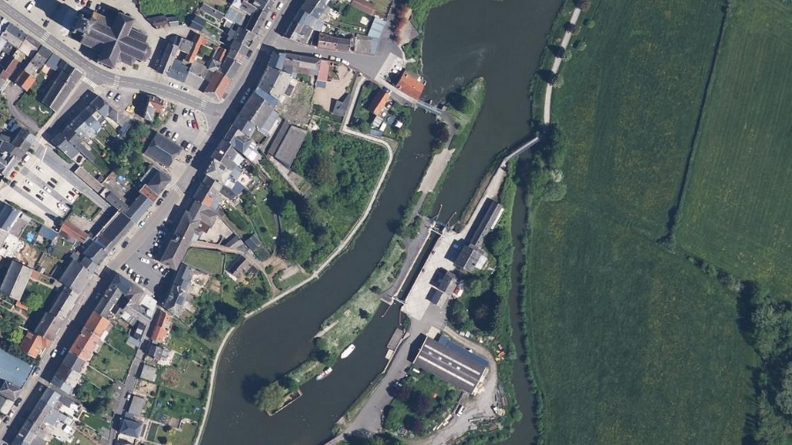 Vue aérienne de l'écluse de Berlaimont.