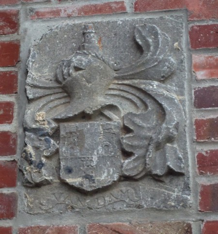 Blason de la famille Van Dam à Berlaimont.