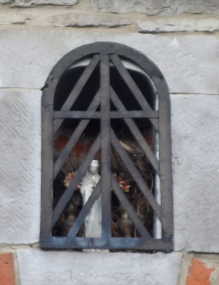 Niche située au 62 rue du 5 Novembre à Berlaimont.