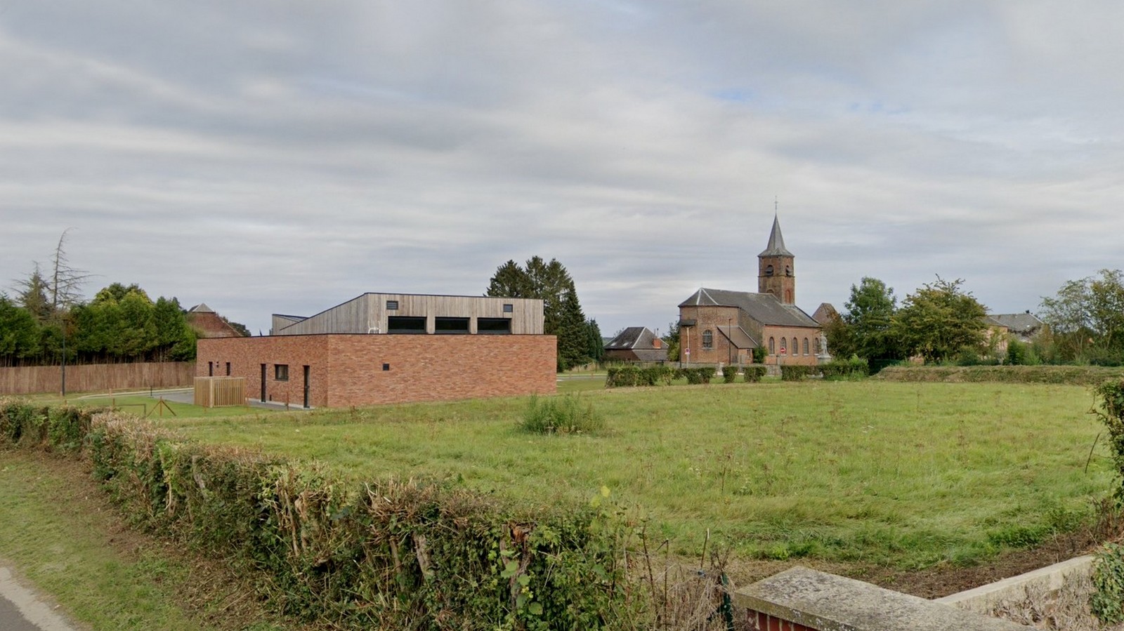 La nouvelle mairie, la salle des fêtes et l'église de Bettrechies.