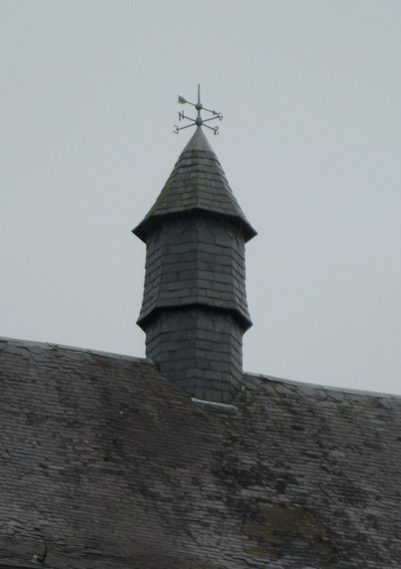 Beugnies, toit de la mairie.