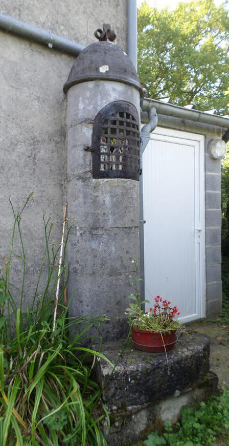 Oratoire daté 1692 dédié à St Antoine de Padoue à Boulogne sur Helpe.