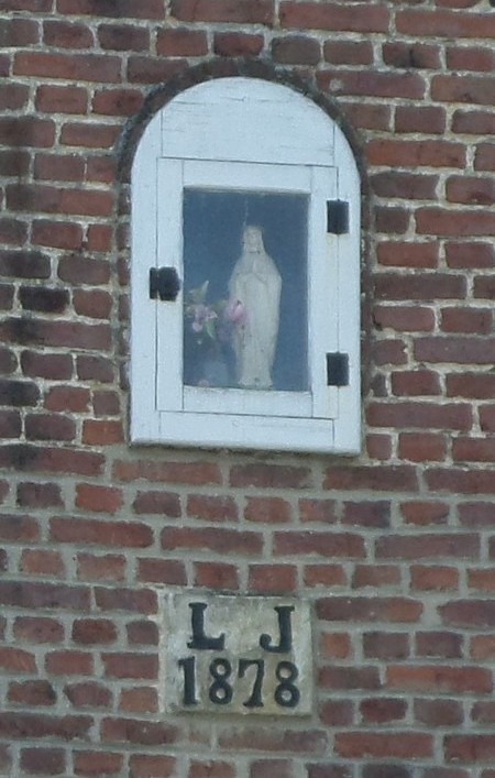 Niche insérée dans le mur d'une grange à Bousies