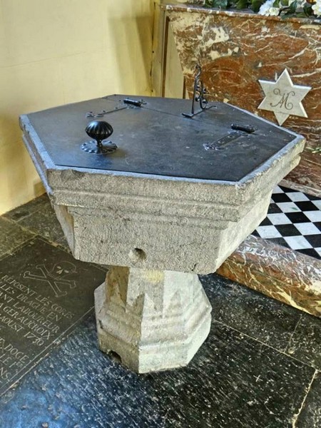 Bousignies sur Roc: église, fonts baptismaux.