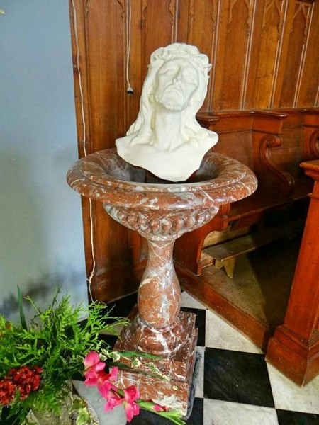 Bousignies sur Roc: église, fonts baptismaux.