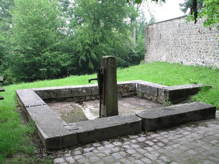 Bousignies sur Roc: Pompe à eau