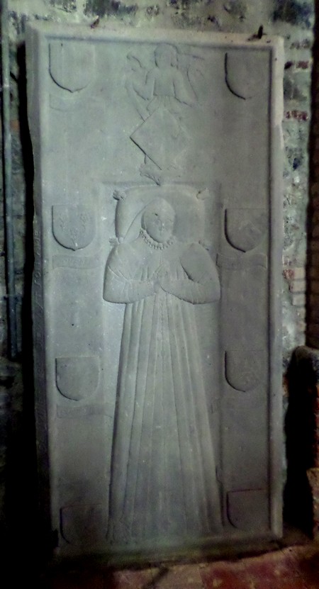 Eglise de Cerfontaine, dalle funéraire.