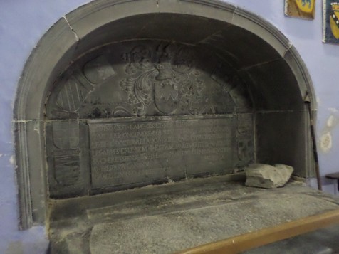 Caveau de Johan de Hun et de son épouse dans la chapelle du château de Beaurieux