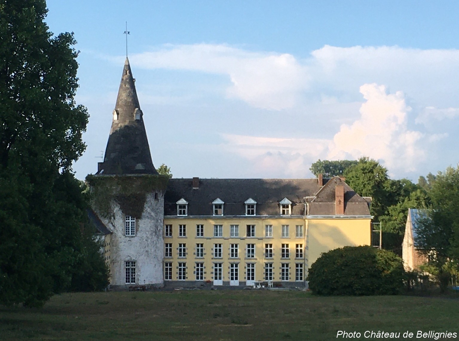 La façade principale du château de Bellignies