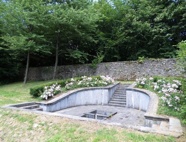 Le Château d'Hugémont à Dompierre sur Helpe. La fontaine