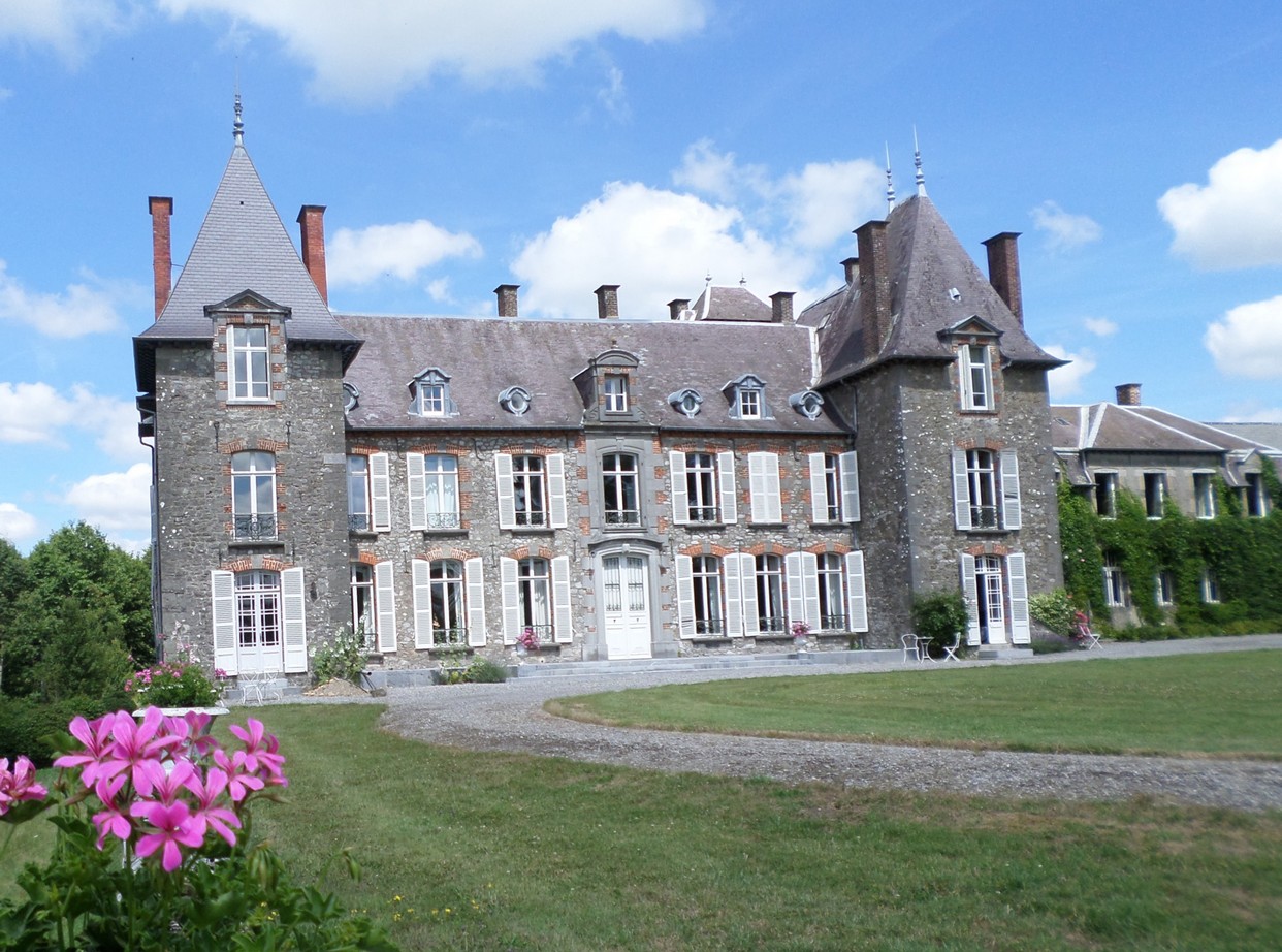 Le Château d'Hugémont à Dompierre sur Helpe. La facade Ouest