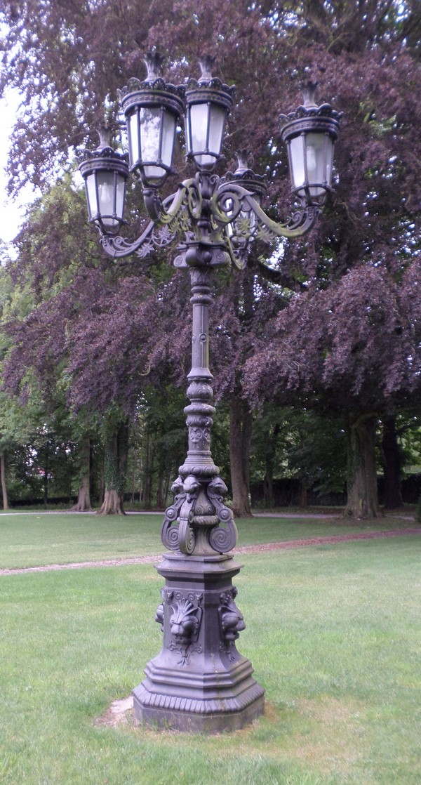 Candélabre en fonte du château de Dourlers.