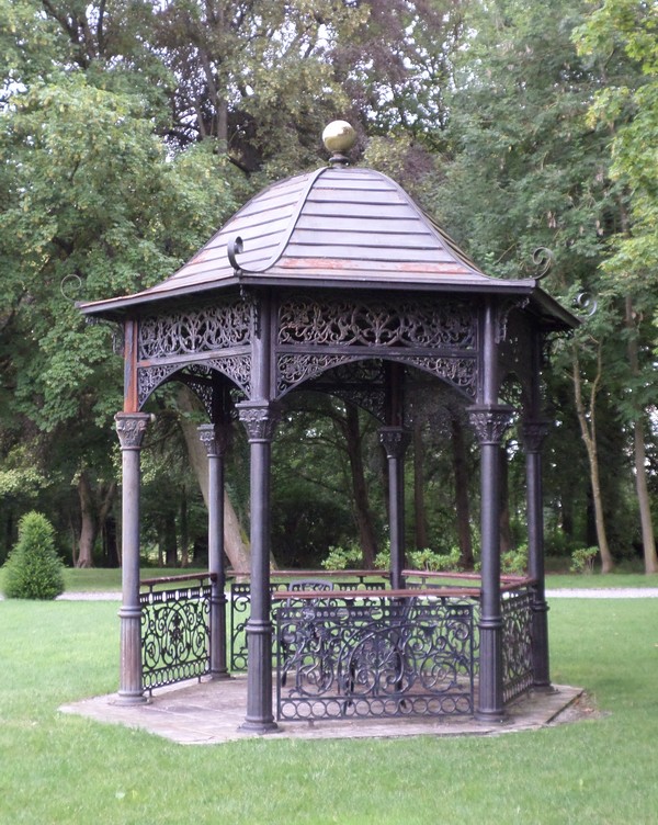 Le kiosque en fonte du château de Dourlers.