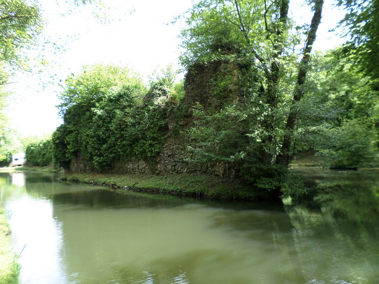Le château d'Eclaibes, le mur de courtine Ouest et les douves.