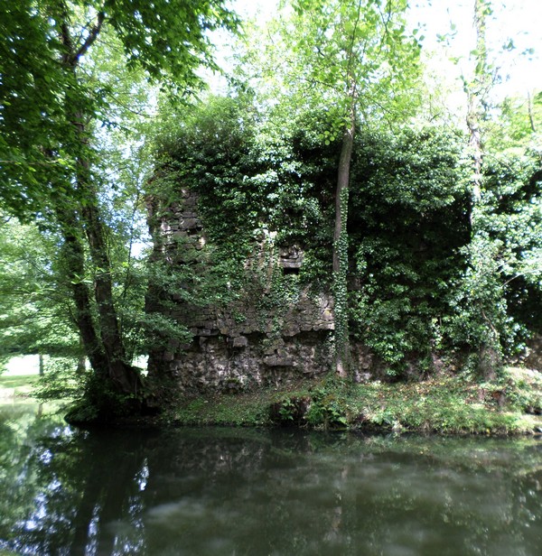Le Château d'Eclaibes, courtine Sud et douves.