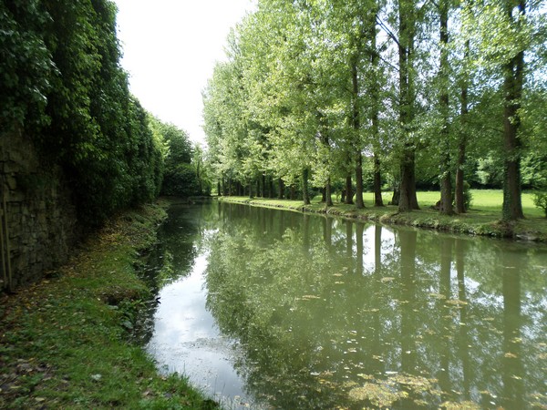 Château d'Eclaibes, les douves.